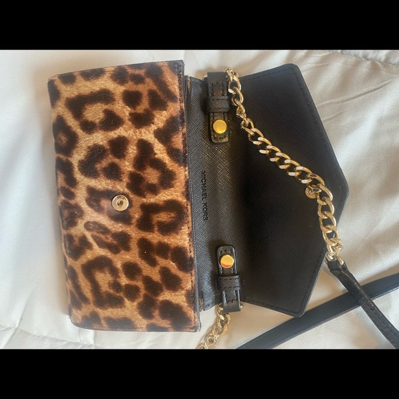 Michael Kors Jet Set leopard print crossbody bag - Picture 2 of 4